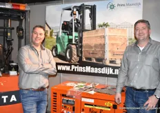 Joey van der Burg en Jan de Vink van Prins Maasdijk met al hun transportmiddelen. Ze stonden er met verschillende producten, van een heftruck tot een pompwagen.